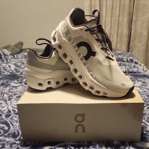 Like New ladies On Running Cloudmonster Size 8